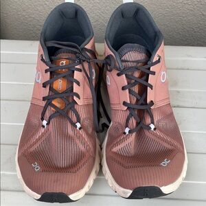 On Cloud Woman's Running Shoes size 11